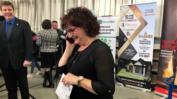 Nicole Jacques appelle Sylvie Goulet pour lui annoncer qu'elle est la gagnante de la Maison Moisson Beauce 2019.