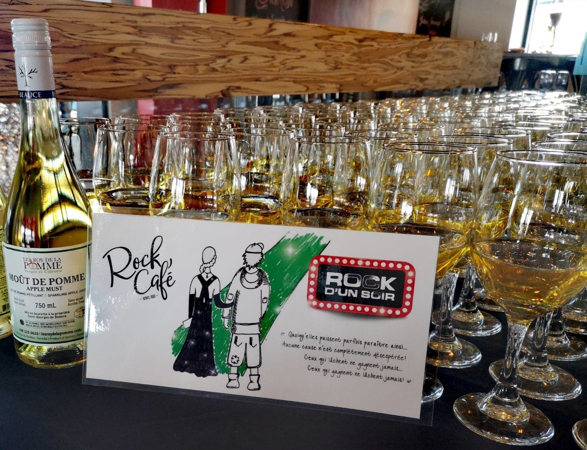 Moût de pomme offert aux invités lors de leur arrivée.