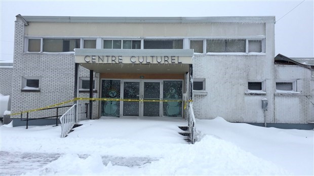 Le Centre culturel au lendemain du violent incendie qui a ravagé l'aréna.