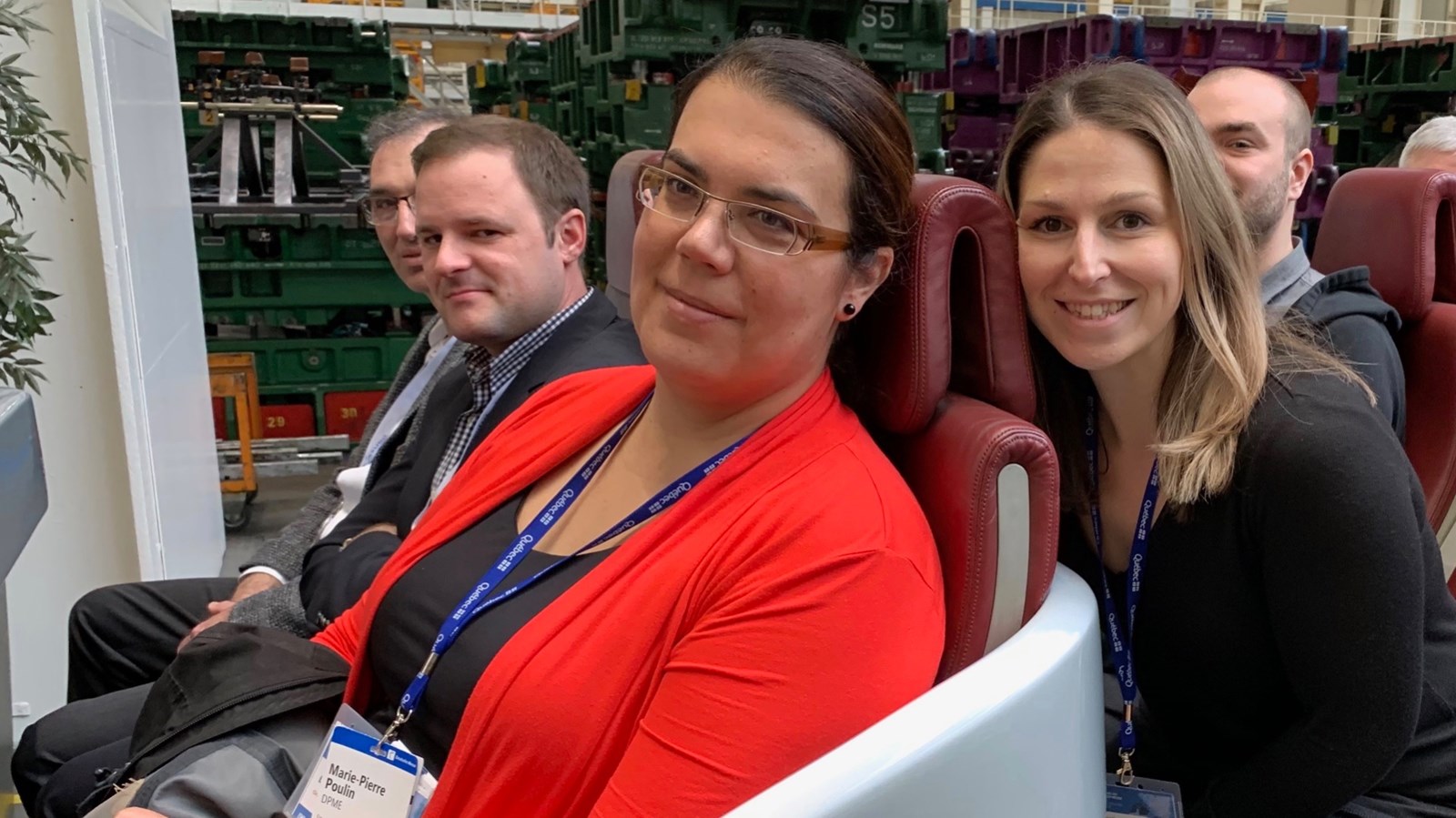 Marie-Pierre Poulin et Anick Cantin dans le train Volkswagen lors de la visite de l'usine.
