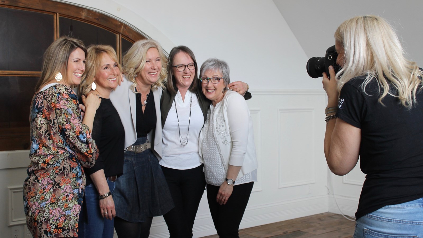 La photographe Caroline Fournier prend en photo les soeurs Plante. 