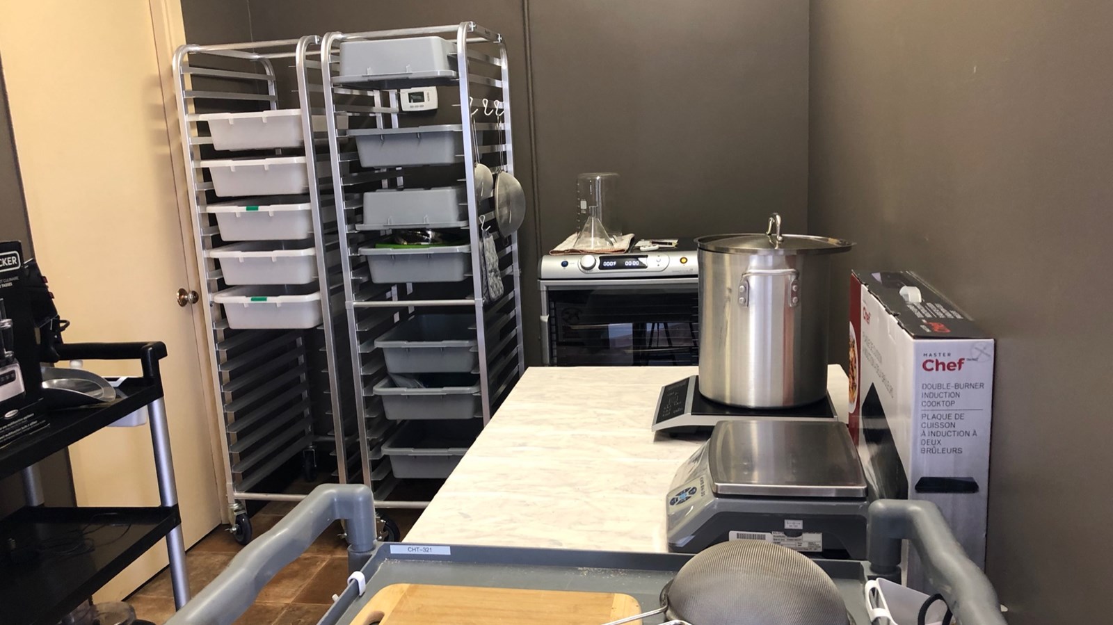 La cuisine où les larves sont transformées.