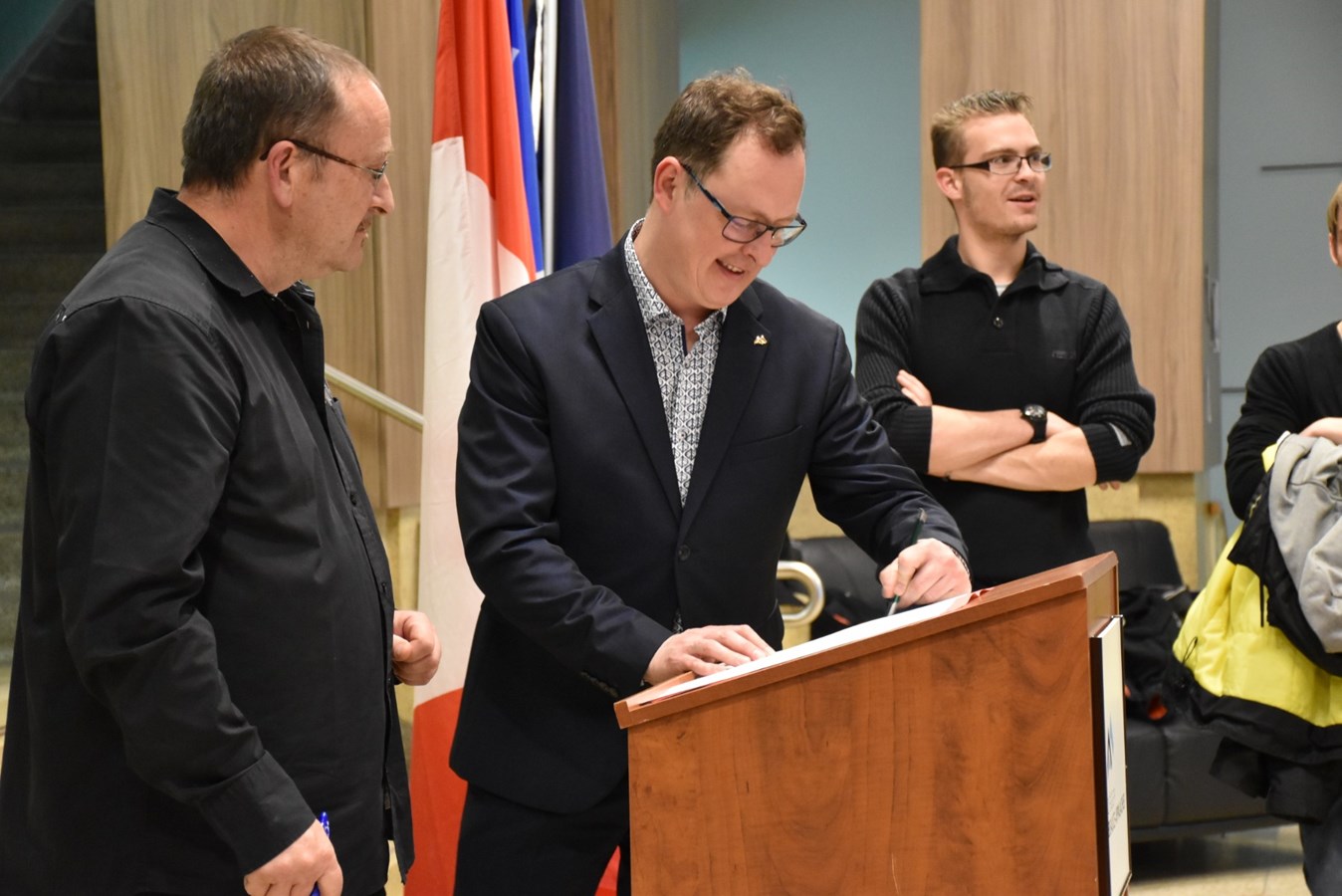 Signature de l’entente en compagnie de Pierre Leblanc (directeur général du CBA) et Éric Moulin (représentant de l’ESL).