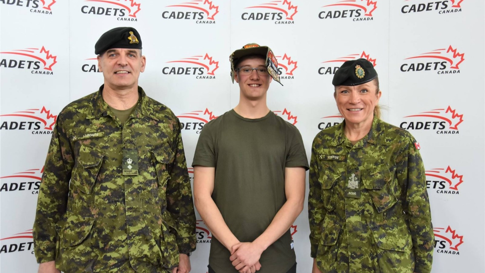 La remise des médailles avec le lieutenant-colonel Lapointe et l’adjudant-chef Roberge de l’Unité de soutien aux cadets de la région de l’Est.