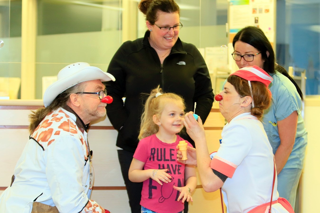 Dr Frog (Alexis Roy), la petite Michaëlla, Dre Pécadille (Anik Farley), Annick Payeur, infirmière clinicienne et Francine Marcoux, infirmière en pédiatrie à l’Hôpital de Saint-Georges.