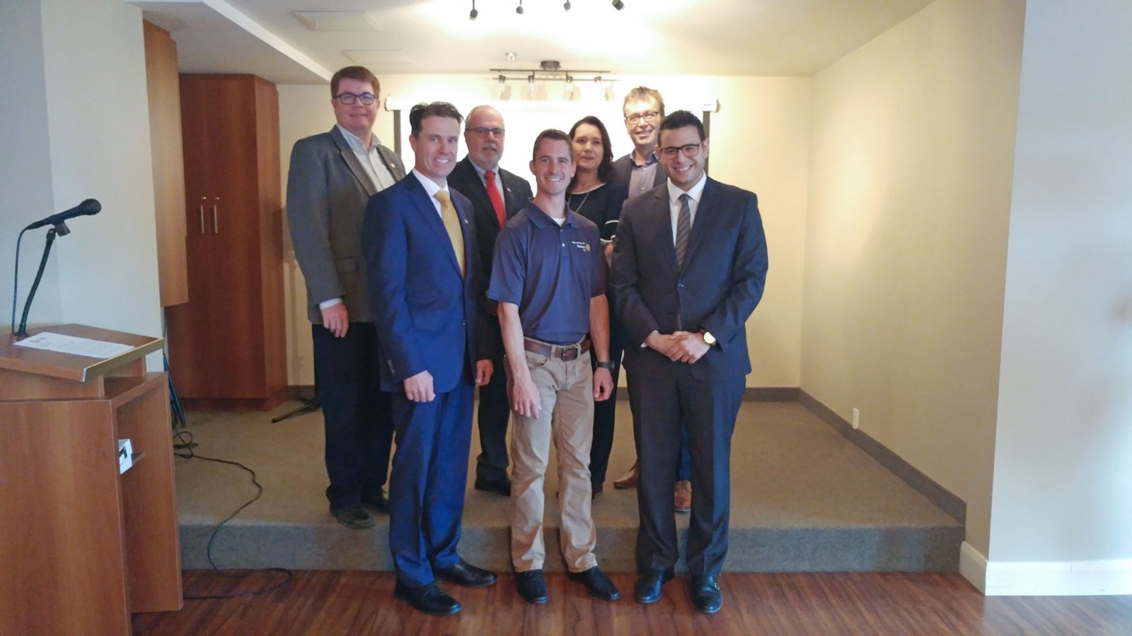 M. Adam Veilleux est entouré du maire de Saint-Georges, Claude Morin, et des quatre commanditaires Diamant de l'événement : Desjardins, Pomerleau, Garaga et Samuel Poulin, député de Beauce-Sud.