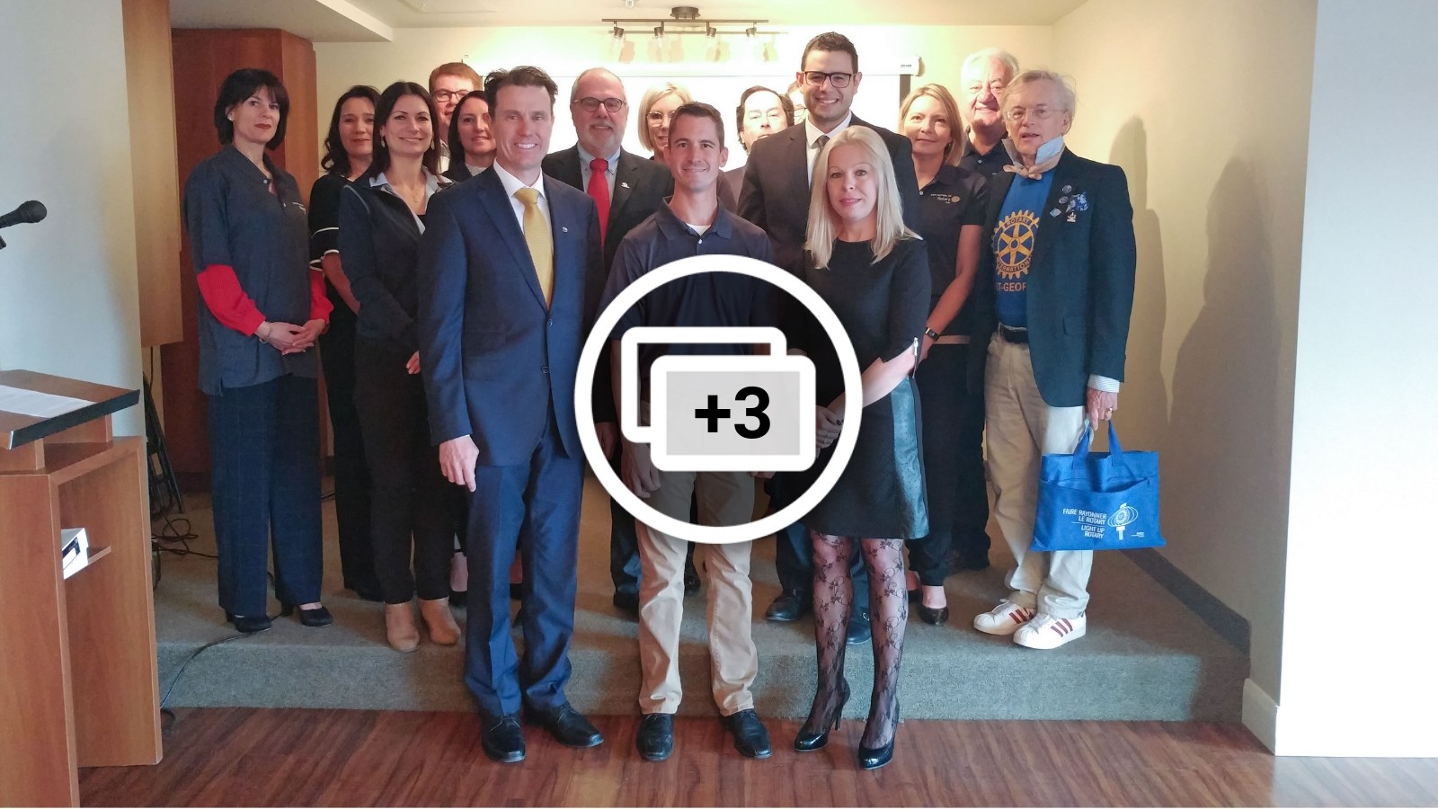 M. Adam Veilleux, accompagné de la directrice générale du CALACS, Mme Valérie Poulin, des partenaires de l'événement et de membres du Club Rotary.