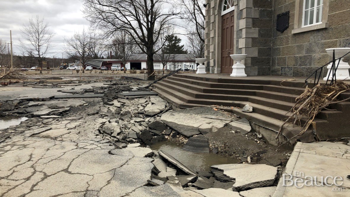 Sur la Rue Notre-Dame, à Sainte-Marie.