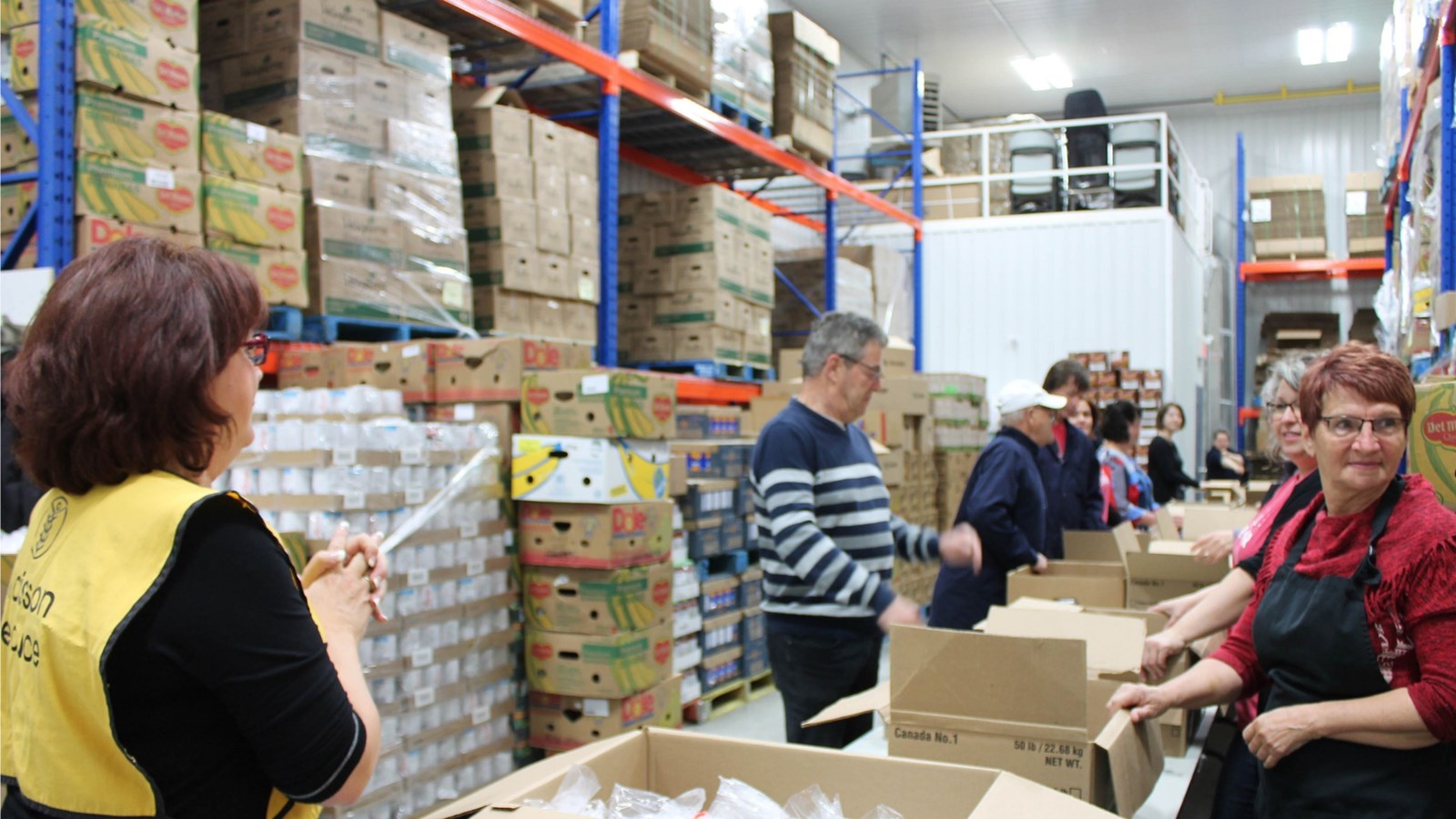 Près de 40 bénévoles sont venus aider à préparer les boîtes