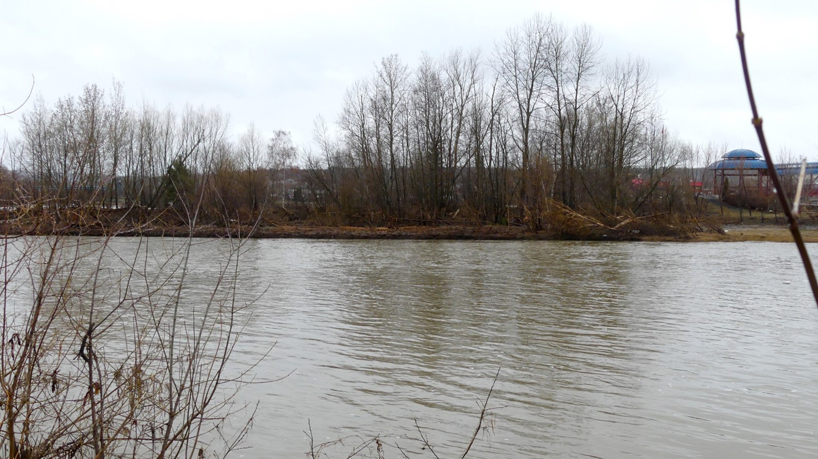 Il s'agit des berges de la rive ouest.