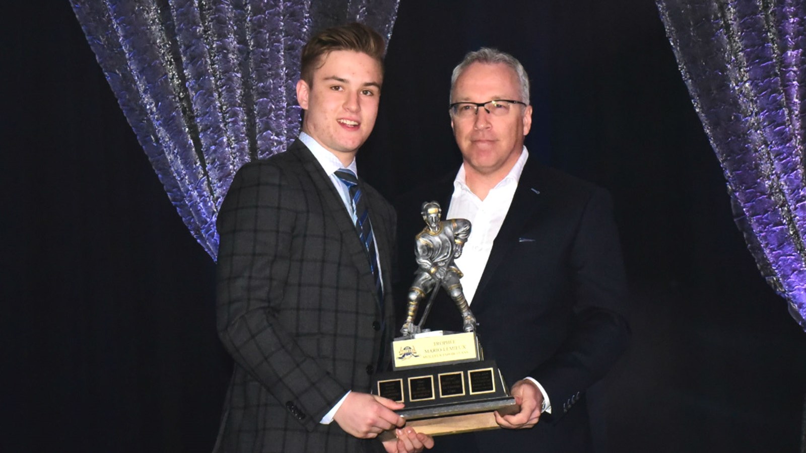 Joshua Roy et le trophée La Coop Fédérée pour le joueur d'excellence