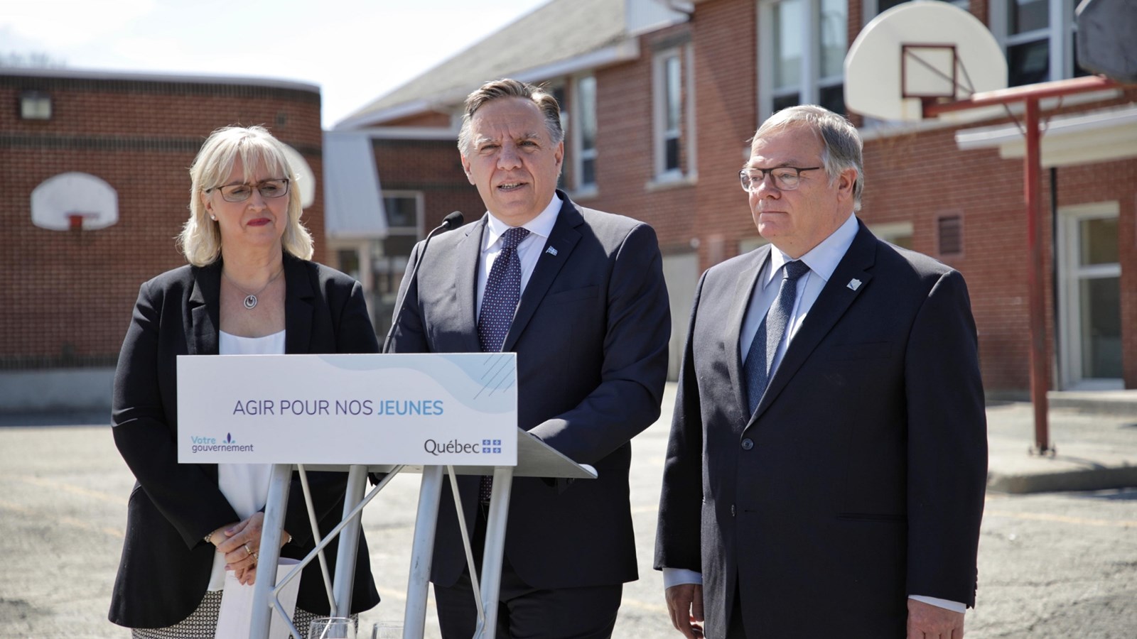 Luc Provençal et le premier ministre à l'école l'Accueil pour l'annonce