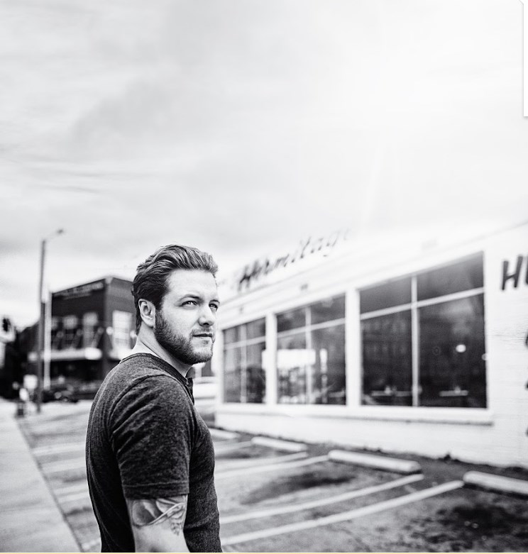 Matt Lang, l'artiste majeur du festival, fera une prestation le samedi, en soirée.