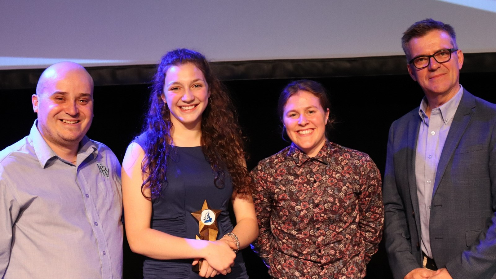Simon Grenier (responsable des sports), Béatrice Bilodeau (récipiendaire du trophée Marylène Laplante 2018-19), Rose-Anne Marcoux (récipiendaire du trophée Marylène Laplante 2017-18) et Pierre Giguère (directeur de la Polyvalente Benoît-Vachon)