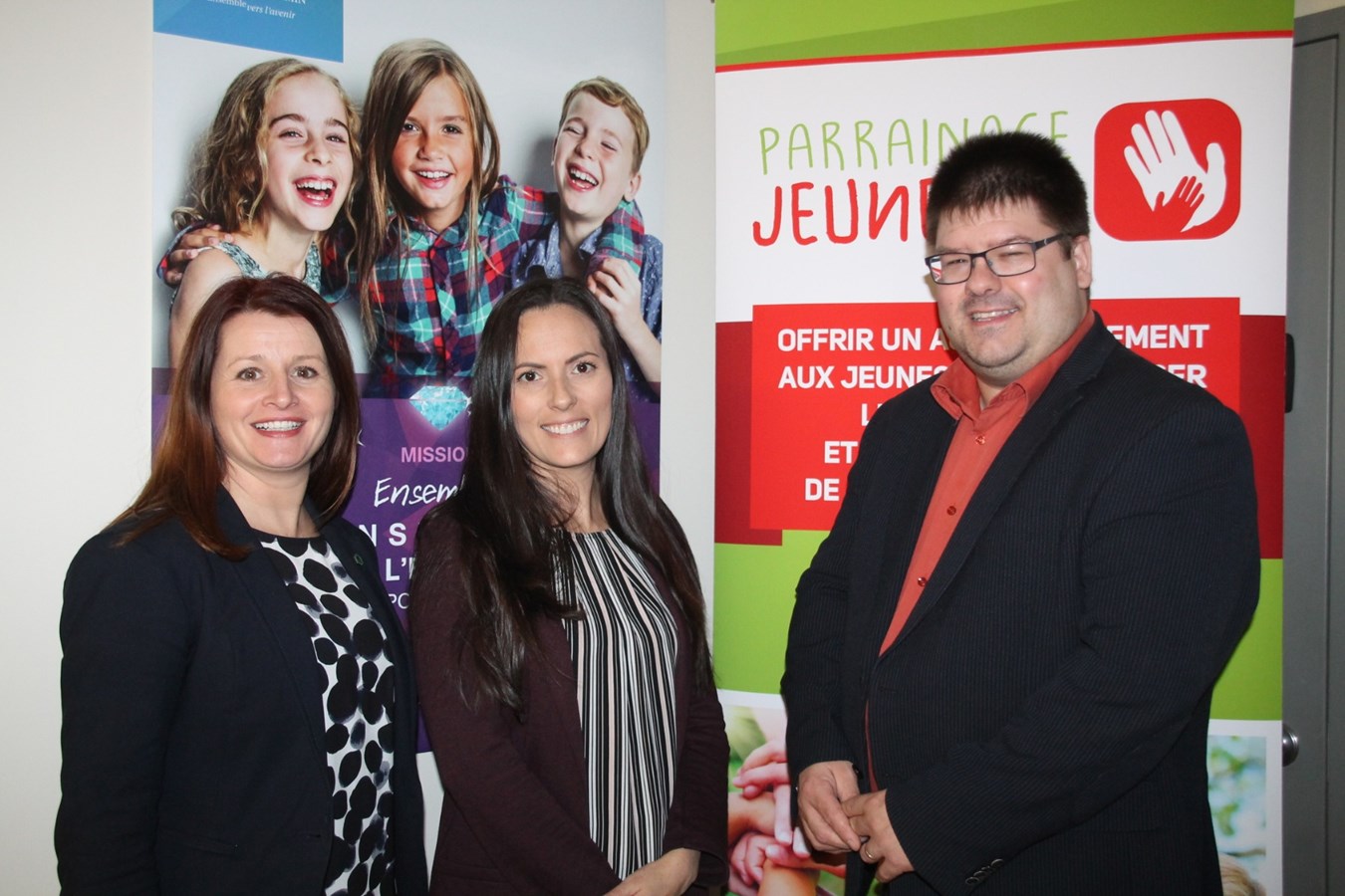 Maryse Fortin, directrice Services aux membres et opérations de la Caisse du Sud de la Chaudière en compagnie de la directrice de l’école de la Grande-Coudée, Cindy Nadeau et de Jean-François Fecteau, directeur par intérim de Parrainage Jeunesse. 
