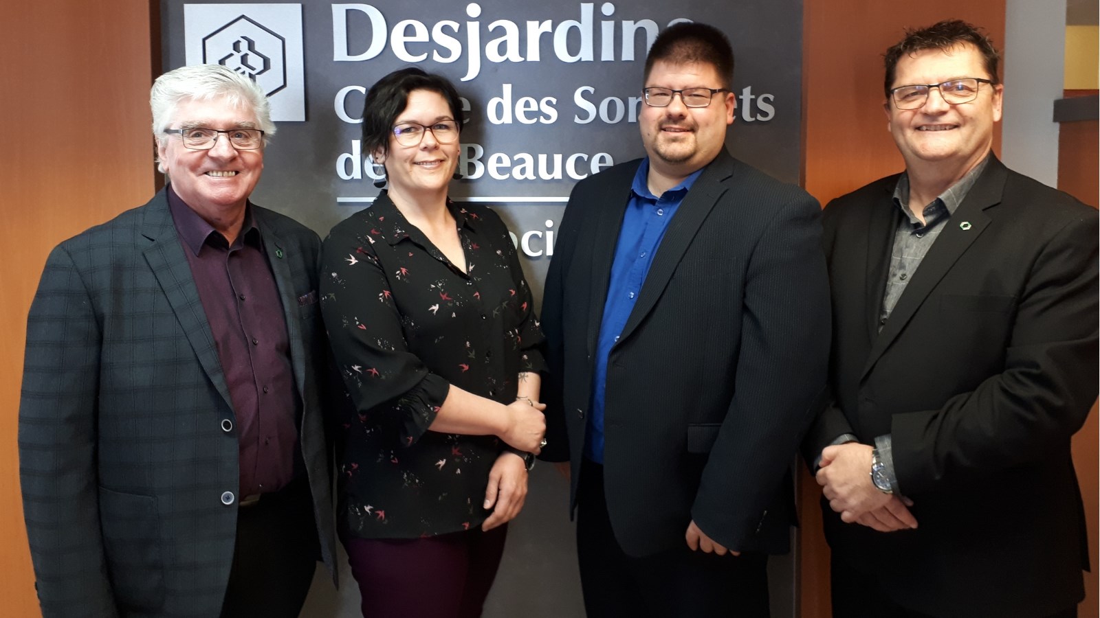 Pierre Godbout, président du conseil d’administration de la Caisse des Sommets de la Beauce, en compagnie de Geneviève Aubé, directrice de l’école Curé-Beaudet de Saint-Éphrem du projet Ange Gardien, Jean-François Fecteau, directeur par intérim de Parrainage Jeunesse et Denis Bilodeau, directeur général de la Caisse Desjardins des Sommets de la Beauce.