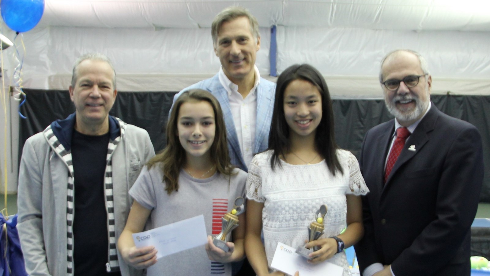 Rosalie Carrier-Dulac et Alizée Poulin, entourées du Professionnel du Tennis Beauce, Richard Dulac, du député de Beauce, Maxime Bernier et du Maire de Ville St-Georges ,Claude Morin