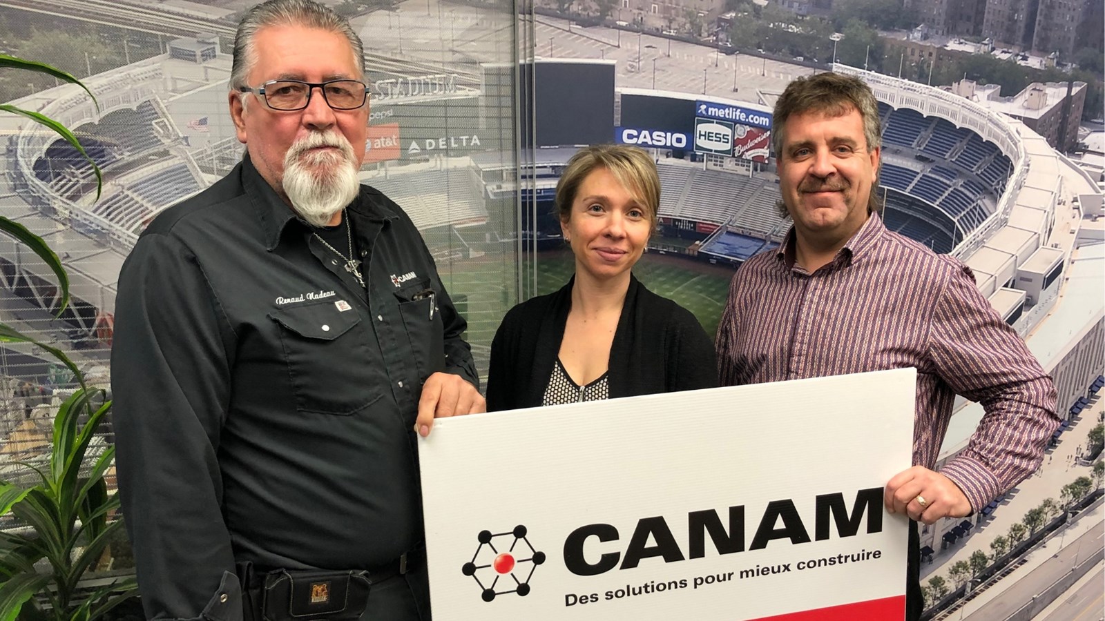 Renaud Nadeau, directeur de la production, Vicky Fortier, responsable du Fonds employé(e)s de la fondation et directrice des ressources humaines, André Clermont, directeur général. 