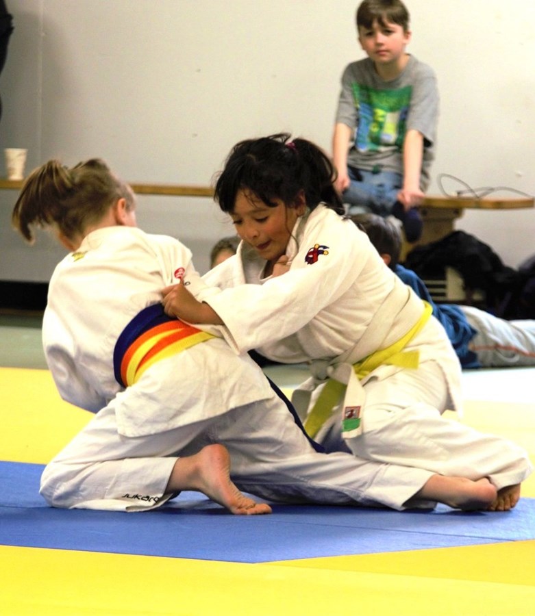 Les jeunes judokas de la région ont pratiqué leurs techniques au sol en combat Ne-Waza, alors que 70 petits samouraïs de 4 à 8 ans ont pris part à une initiation festive à la compétition, le 4 mai dernier.