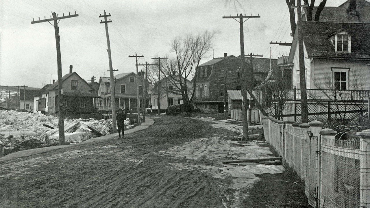 MAISON SURVIVANTE... EN SURSIS, SUR LA PREMIÈRE AVENUE