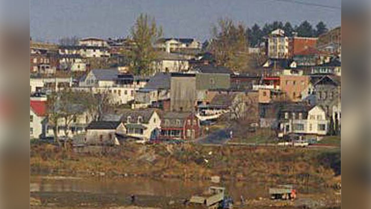 MAISON SURVIVANTE... EN SURSIS, SUR LA PREMIÈRE AVENUE