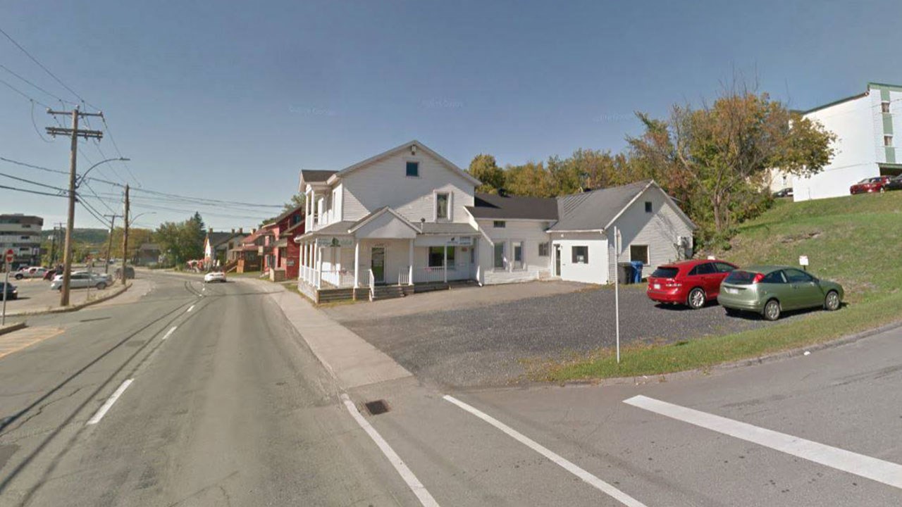 MAISON SURVIVANTE... EN SURSIS, SUR LA PREMIÈRE AVENUE