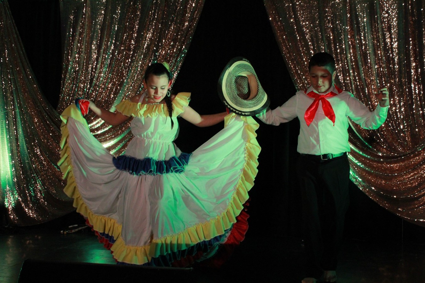 Un mix de danses latines et une danse folklorique de la Colombie faisaient partie des numéros présentés lors de la soirée.