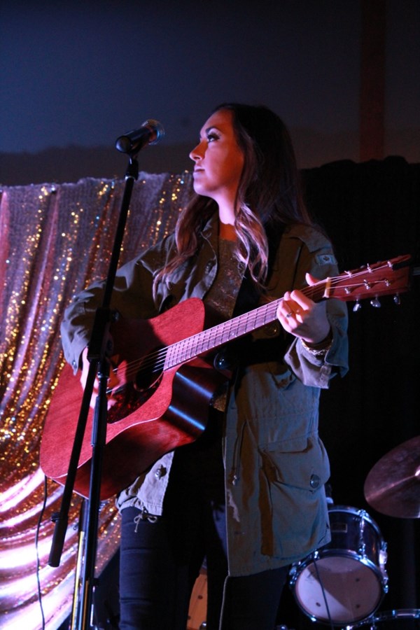 Jessica Pruneau a interprété quelques chansons, dont une en espagnol au grand plaisir du public hispanophone.