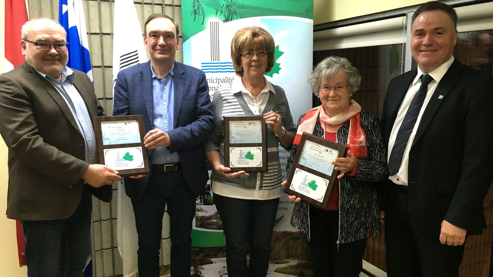 Jean-Pierre Lagueux, Christian Lagueux (Polyvalente Bélanger), Danièle Gonthier (Comité «125 ans à Saint-Benoît-Labre, ça se fête), Thérèse Poulin et Normand Roy (préfet de la MRC de Beauce-Sartigan).