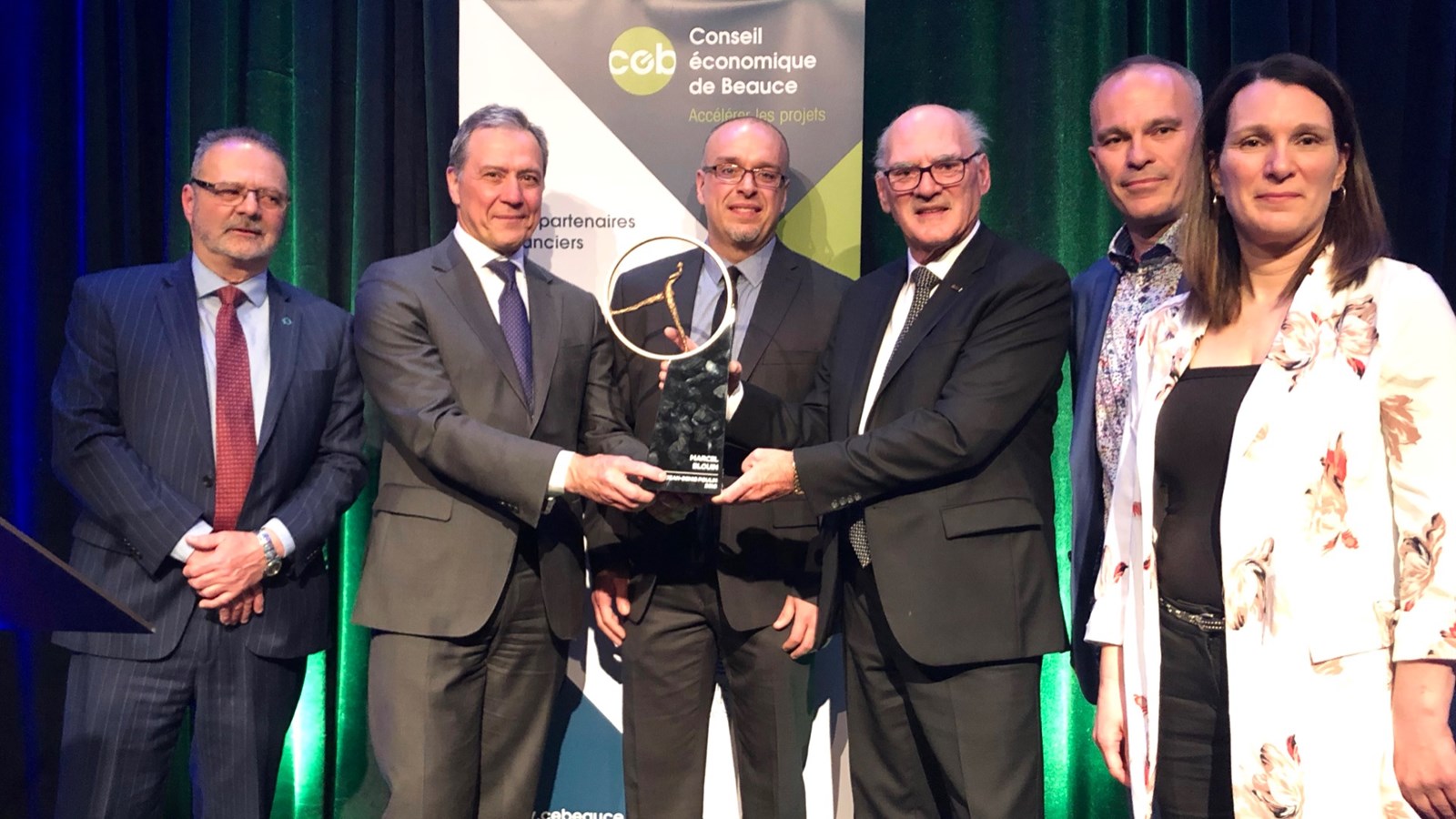 Marcel Blouin reçoit son prix aux côtés de Serge Vigneault, Robert Dumas, Tony Turcotte, Sébastien Blouin et Marilou Blouin.