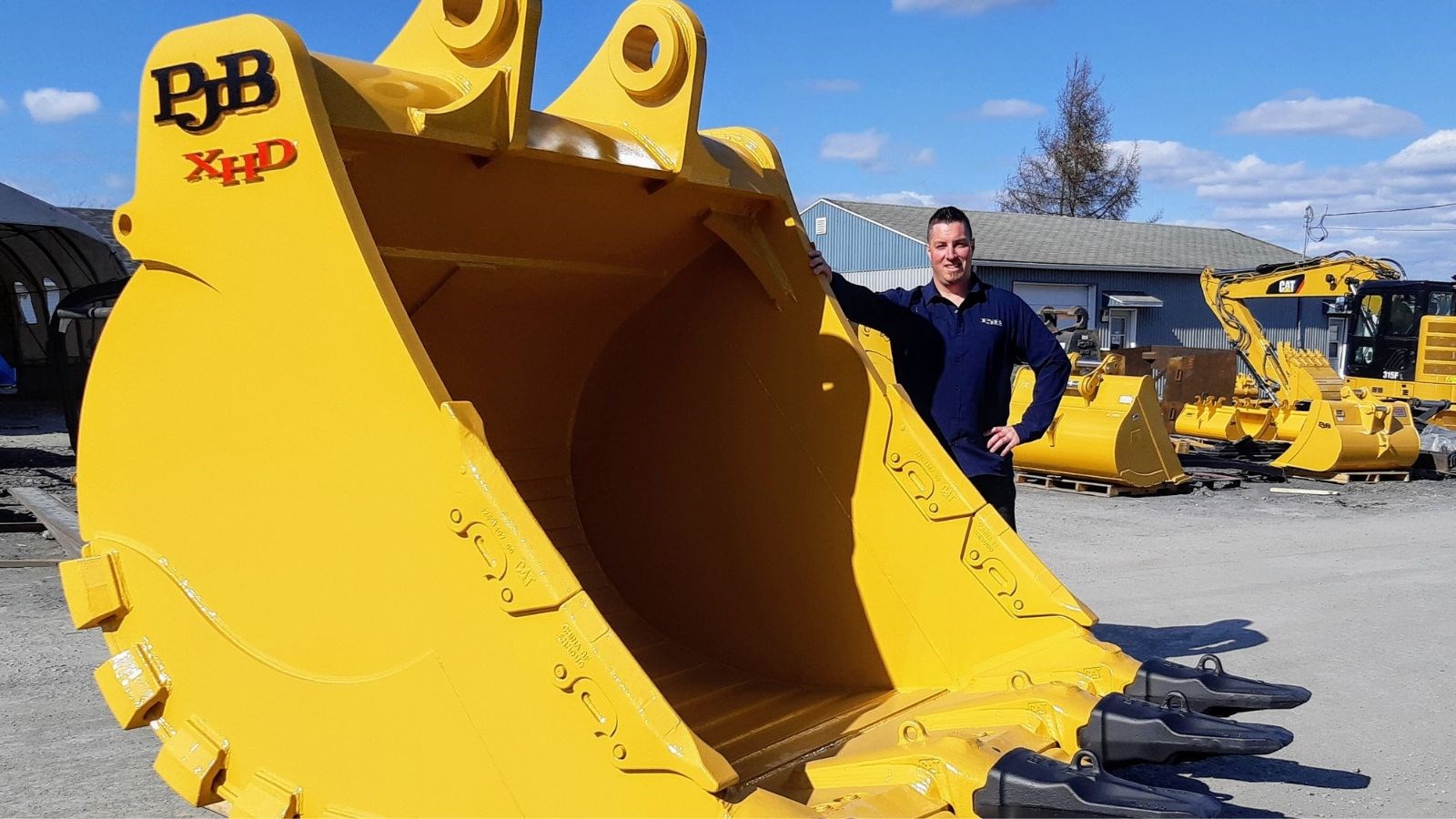Sur la photo, le vice-président Pascal Bergeron. Il pose aux côtés du godet à excavatrice de 6,5 verges cubes pesant 12 000 livres