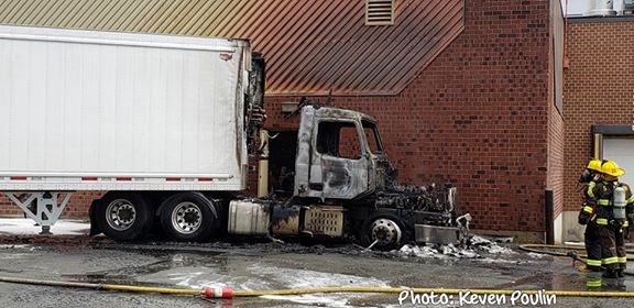 Incendie à Saint-Joseph : beaucoup de dommages pour le camion-remorque, mais aucun blessé