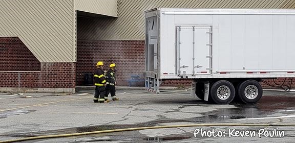 Incendie à Saint-Joseph : beaucoup de dommages pour le camion-remorque, mais aucun blessé