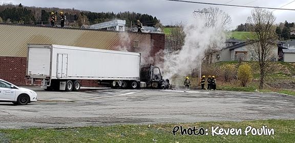 Incendie à Saint-Joseph : beaucoup de dommages pour le camion-remorque, mais aucun blessé