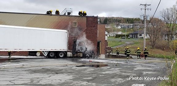 Incendie à Saint-Joseph : beaucoup de dommages pour le camion-remorque, mais aucun blessé