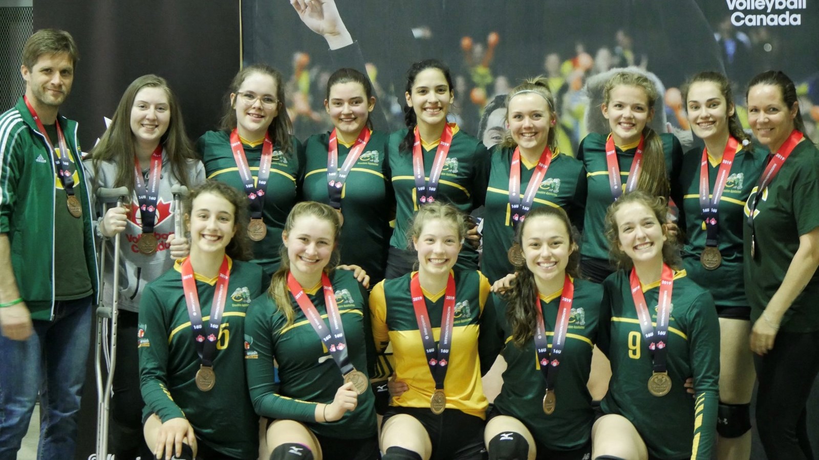 L'équipe U16 en compagnie de l'entraîneur de Michael Jolin et de l'assistante Mélanie Gagné.