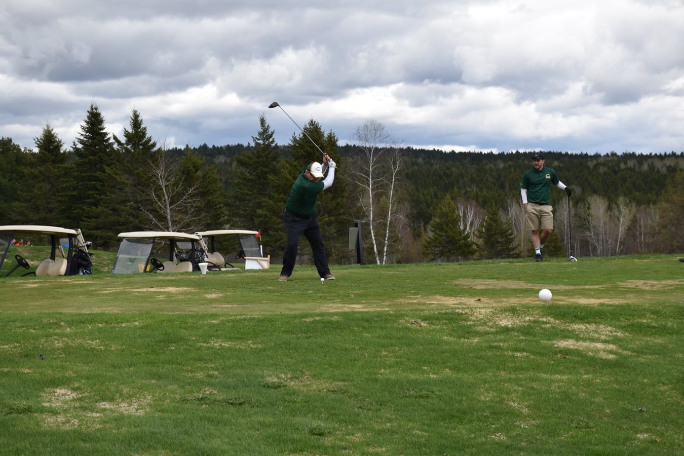Près de 100 golfeurs prennent part au Tournoi de golf annuel des Condors