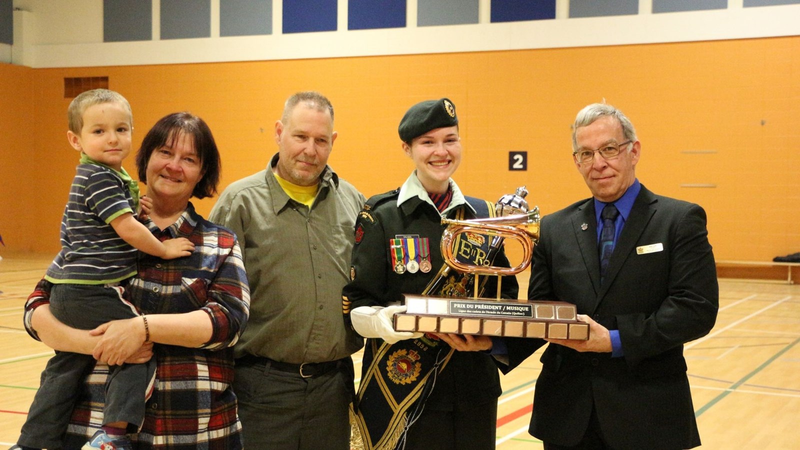 Raphaëlle Sylvain qui reçoit un trophée de Jean Lord, président provincial de la Ligue des Cadets de l’armée du Canada.