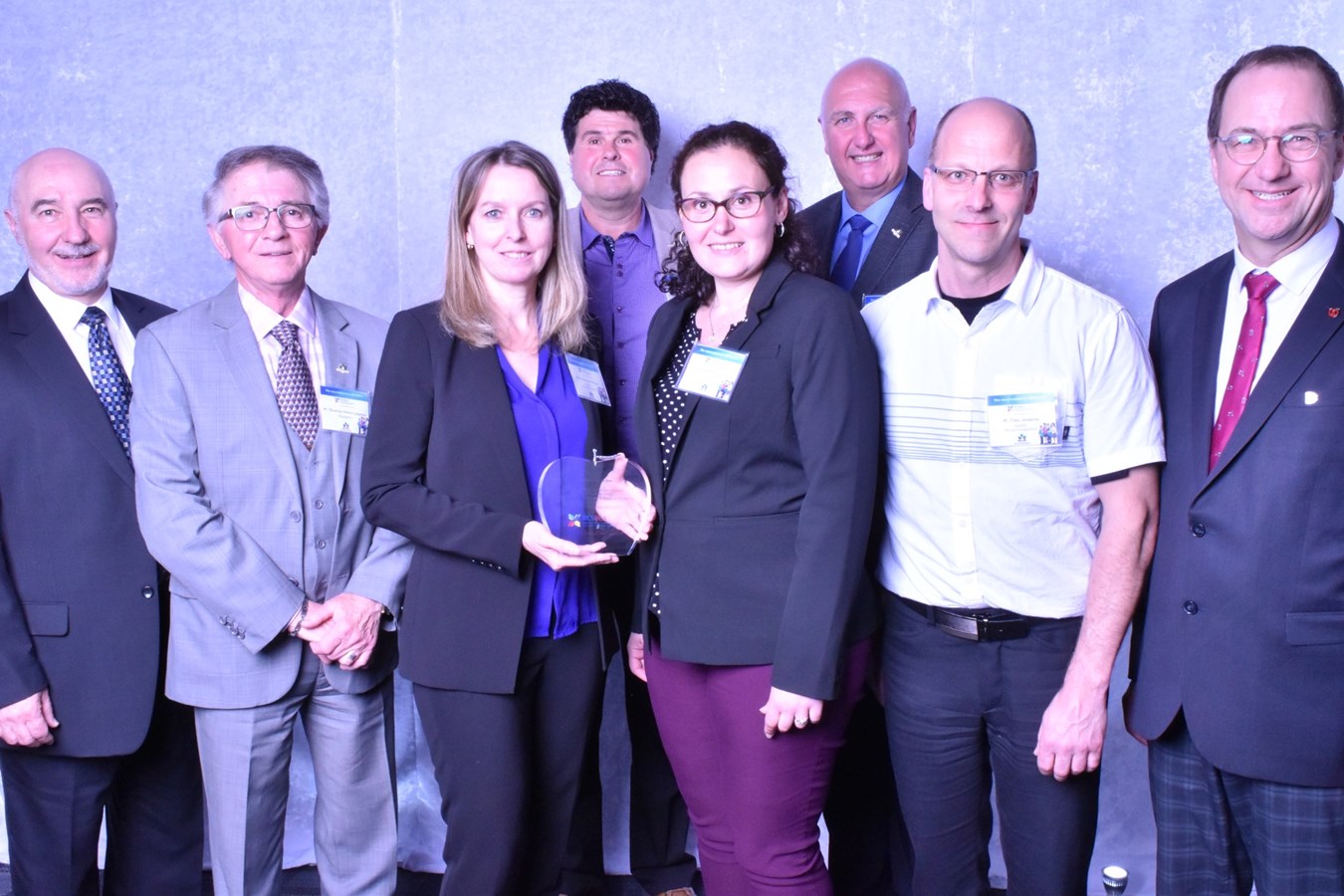 Sur la photo, on reconnaît Denis Langlois, Charles-Henri Lecours, Marina Poulin, Robin Rodrigue, Chantal Poulin, Normand Lessard, Yves Jacques et Alain Fortier.