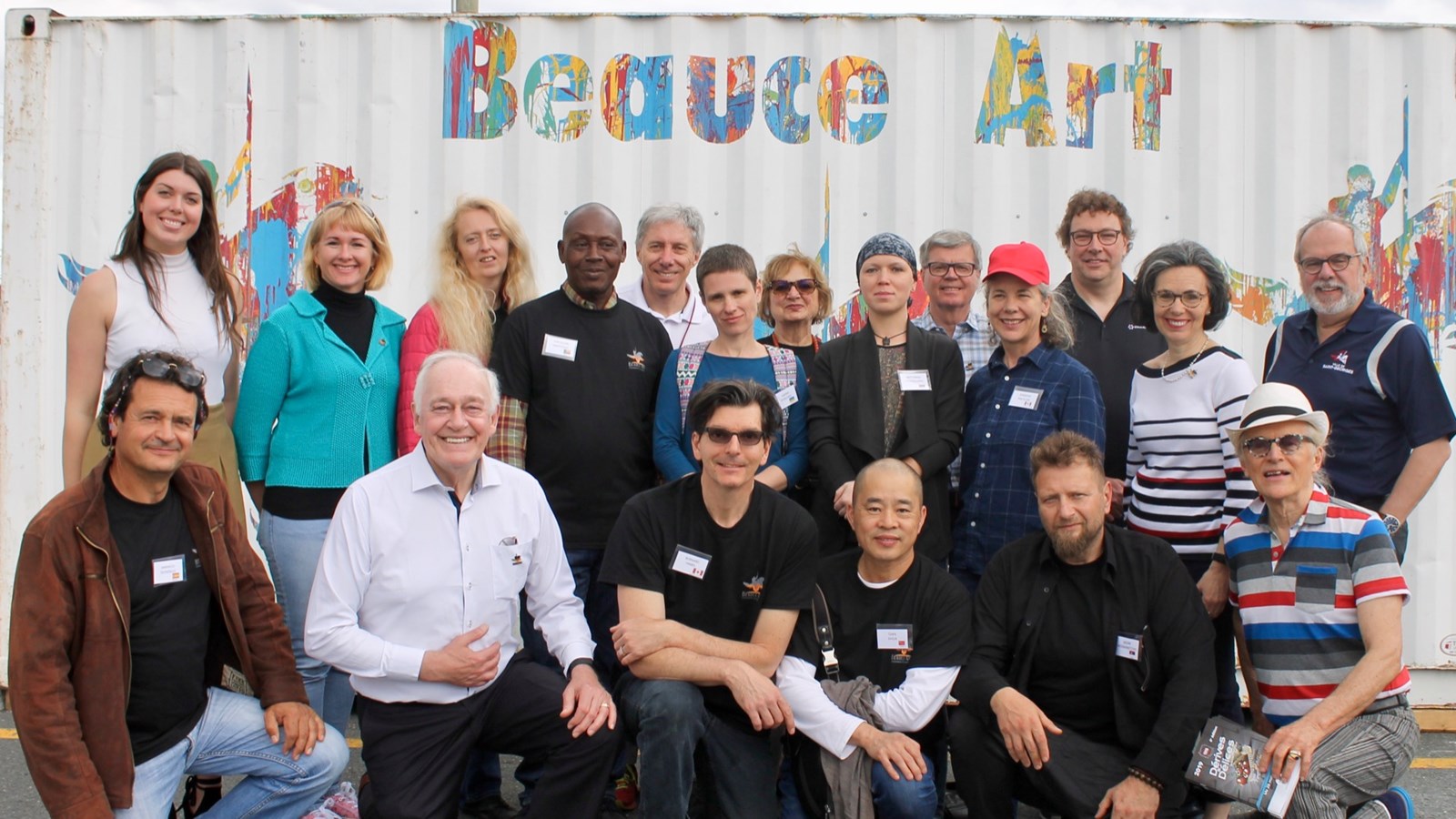 Les membres de Beauce Arts prennent la pose aux côtés des 10 sculpteurs.