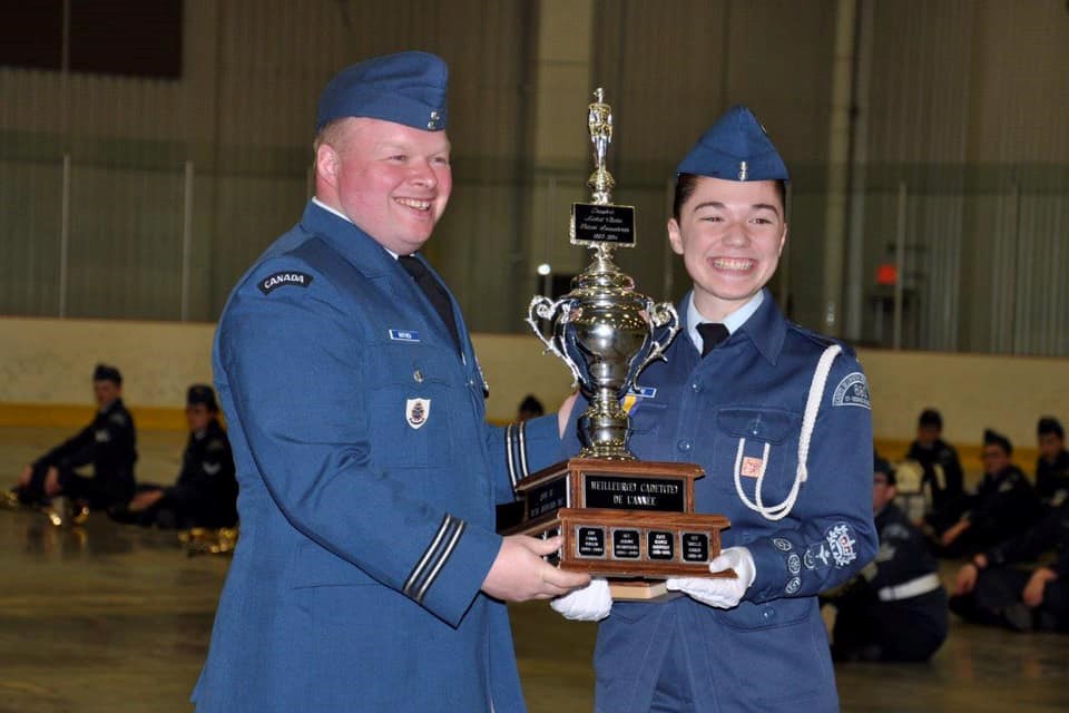 Le capitaine Christian Mathieu, CD commandant adjoint, remettant le trophée Cadet de l'année. Myrianna Dallaire est la récipiendaire.