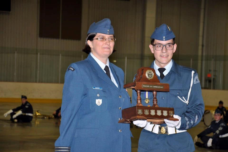 Le capitaine Sophie Boisvert et l'adjudant de 2e classe, Gabriel Lebrun Leclerc, récipiendaire du trophée du commandant.