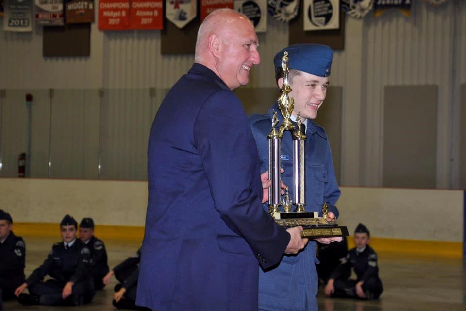 Le sergent Mathis Boudreau reçoit ici le trophée du meilleur instructeur des mains de M. Normand Lessard, directeur général de la CSBE.