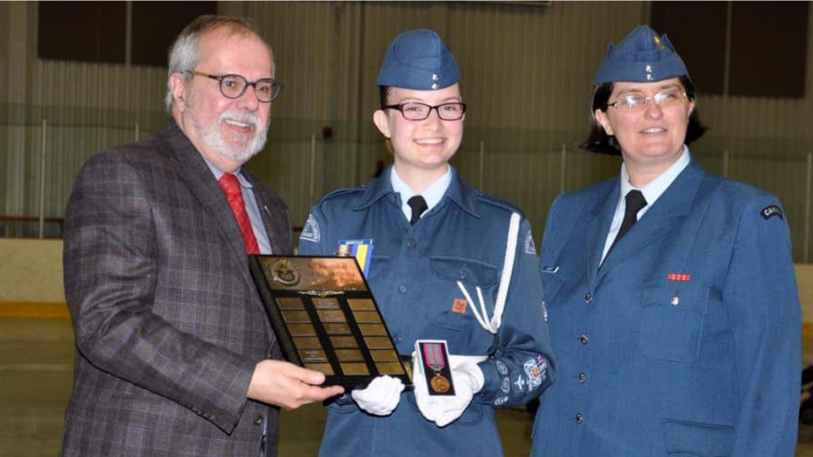 Le maire Claude Morin, l'adjudant de 1re classe Roxanne Marcoux et le capitaine Sophie Boisvert.
