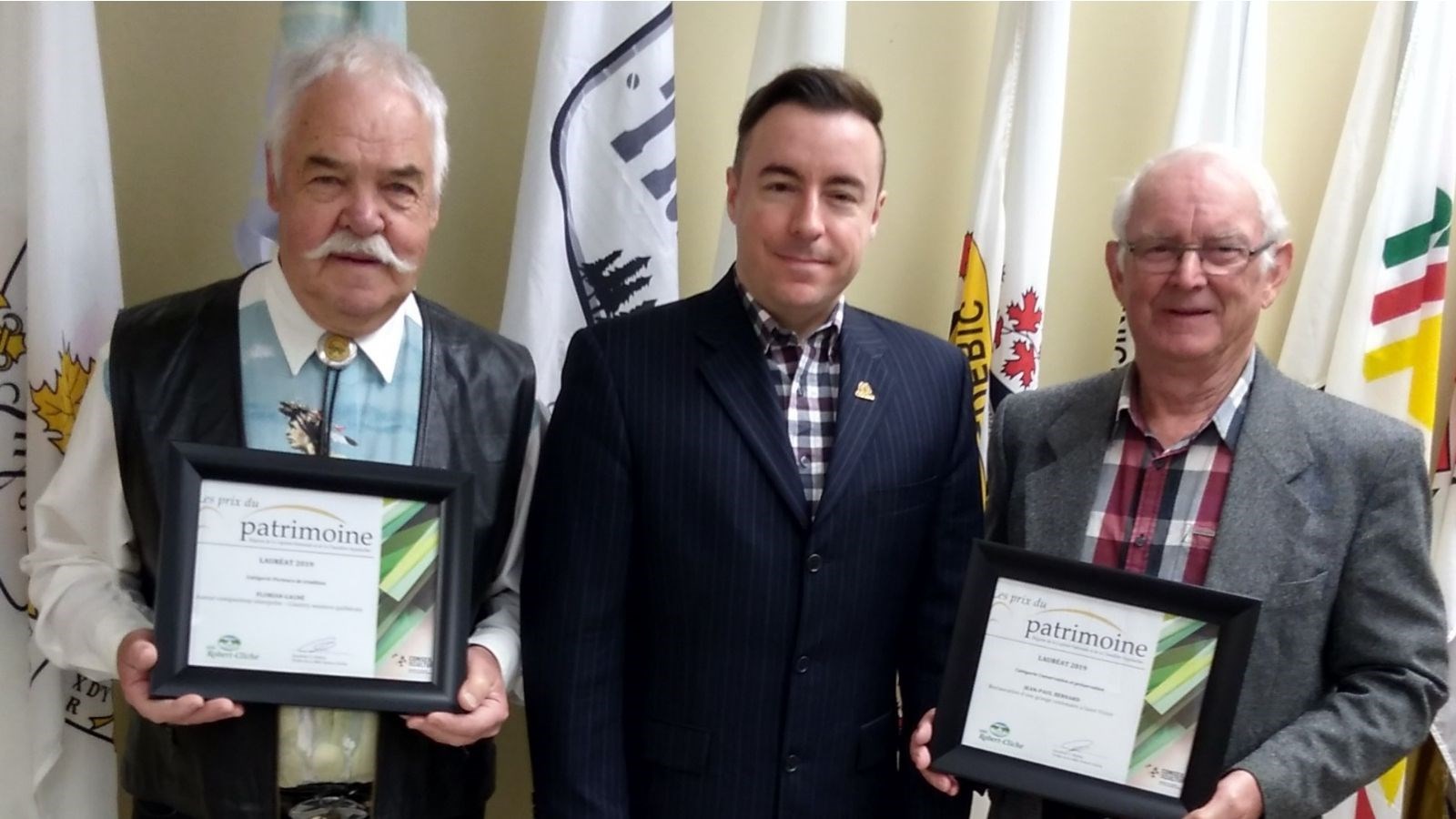 Le préfet de la MRC Robert-Cliche, Jonathan V. Bolduc, entouré de MM. Florian Gagné et Jean-Paul Bernard.