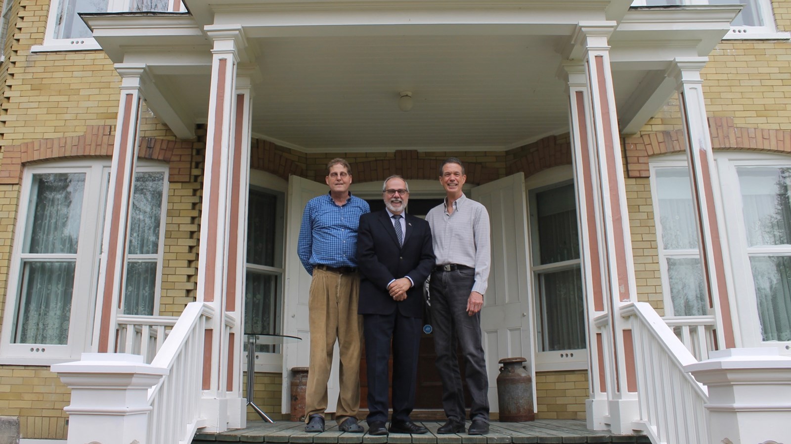 Les propriétaires en compagnie de Claude Morin, maire de Saint-Georges et représentant de la MRC Beauce-Sartigan.