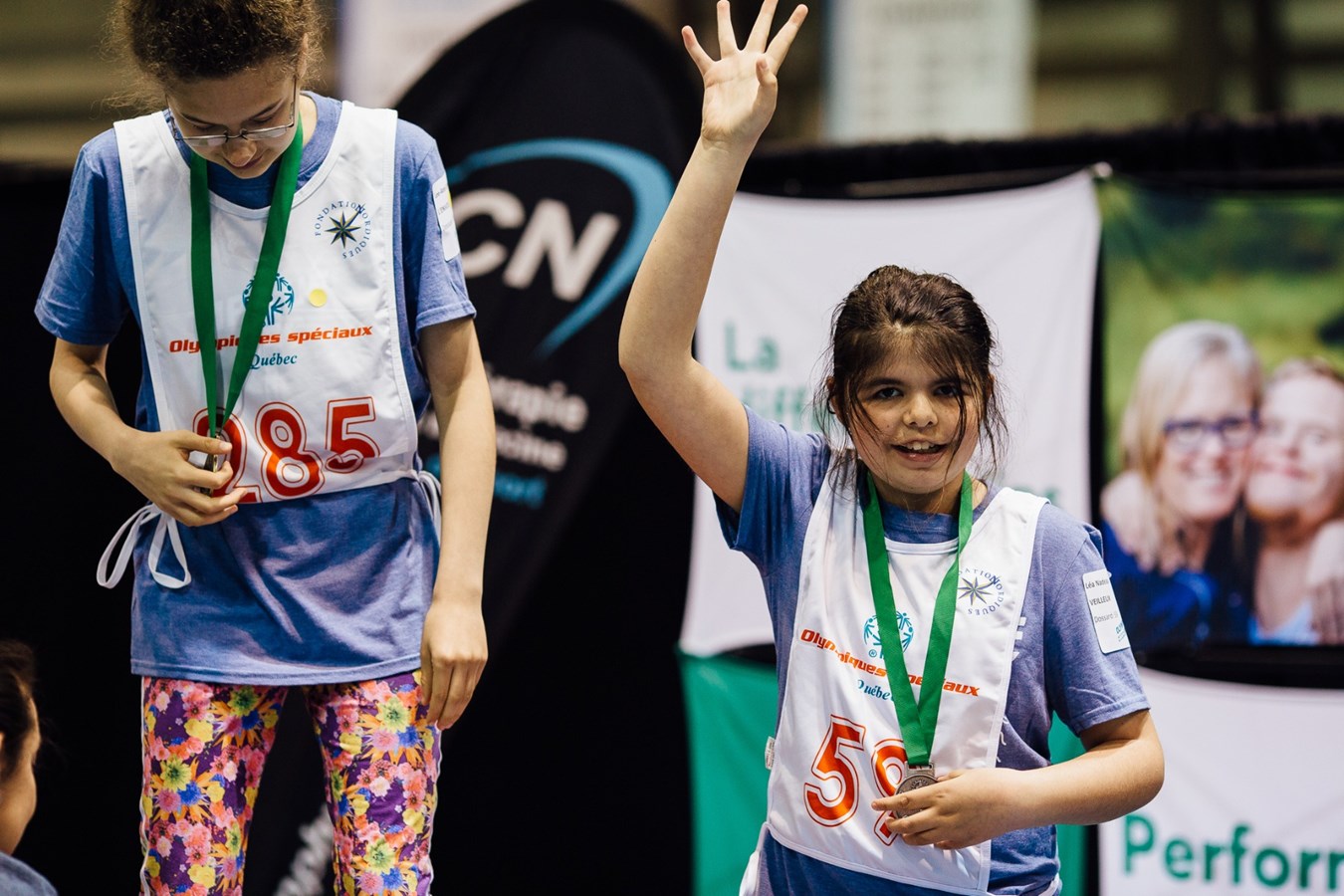 Léa Nadeau qui reçoit sa première médaille d’une série de trois!