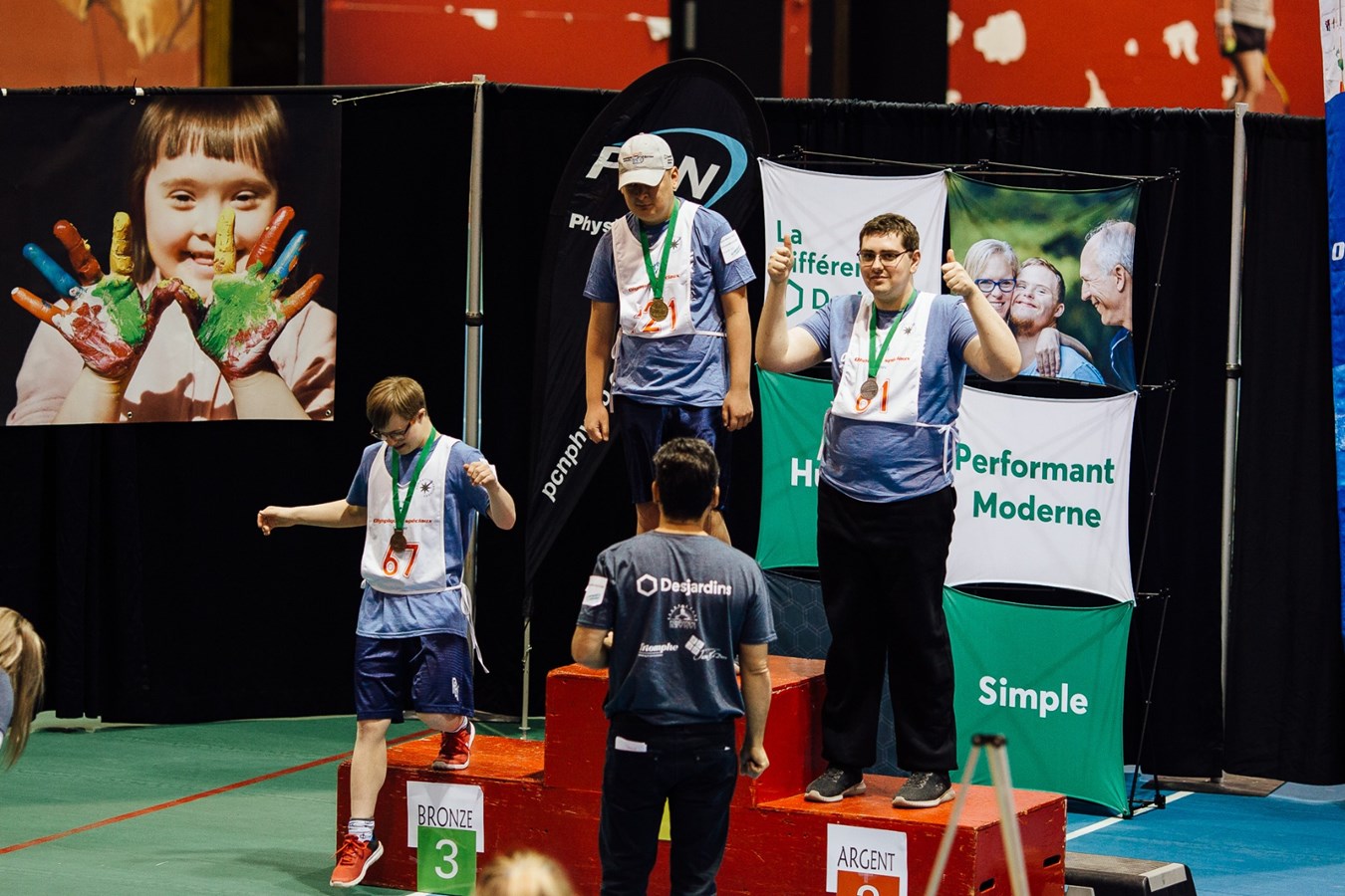 Jonathan Lachance et un élève de Saint-Georges reçoivent respectivement les médailles d’argent et de bronze
