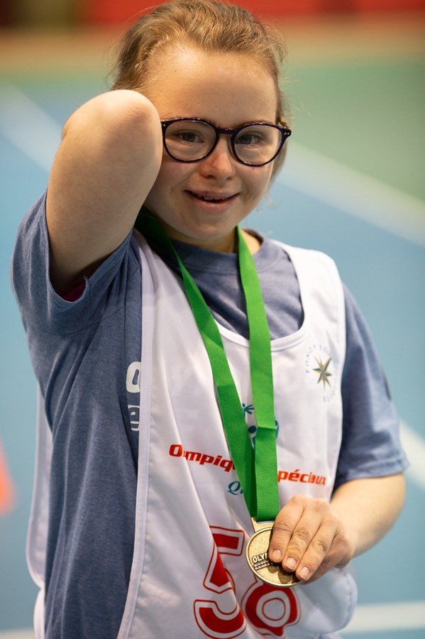 Laurence Thibodeau arbore fièrement sa médaille d’or