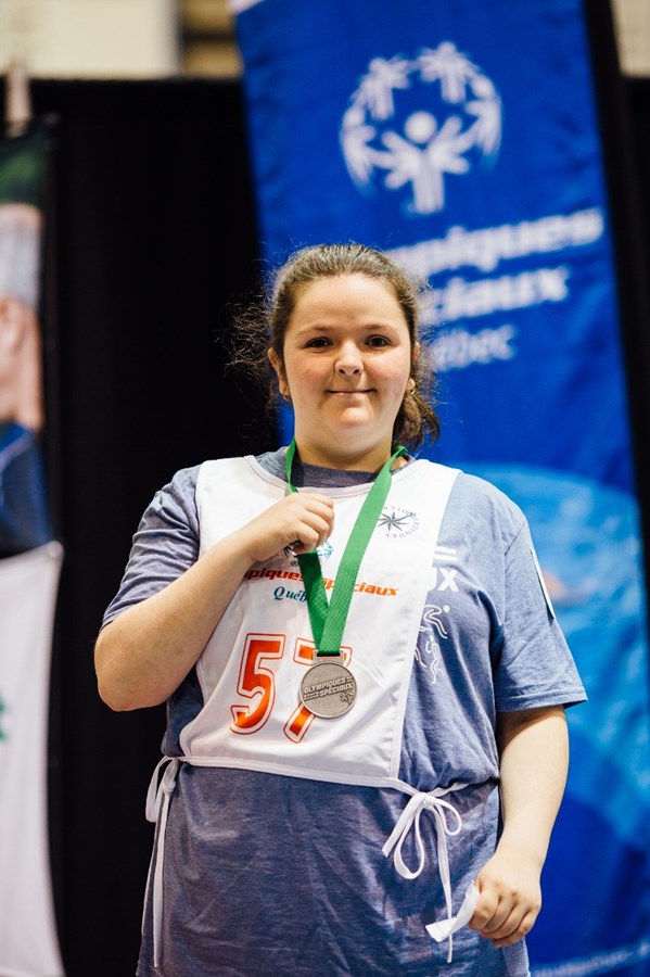 Juliette Nadeau avec sa première médaille d’argent